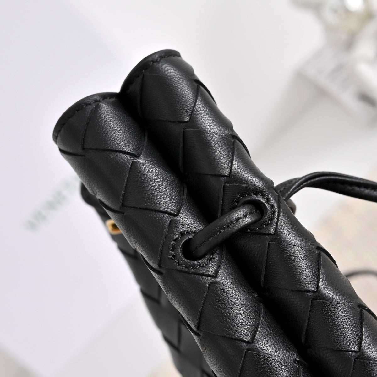 Жіноча сумка hobo Bottega Veneta Andiamo Parachute 3890