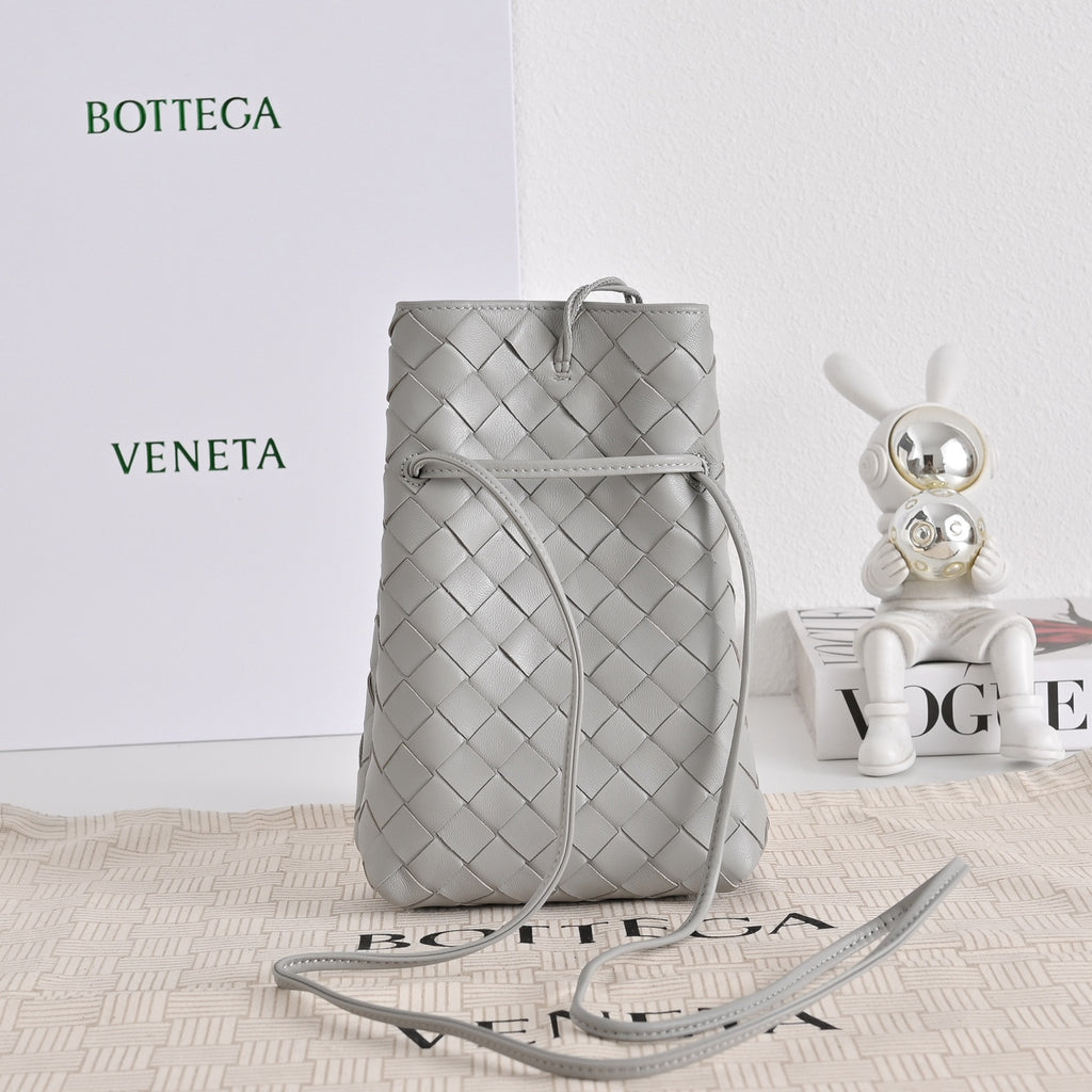 Жіноча сумка hobo Bottega Veneta Andiamo Parachute 3890