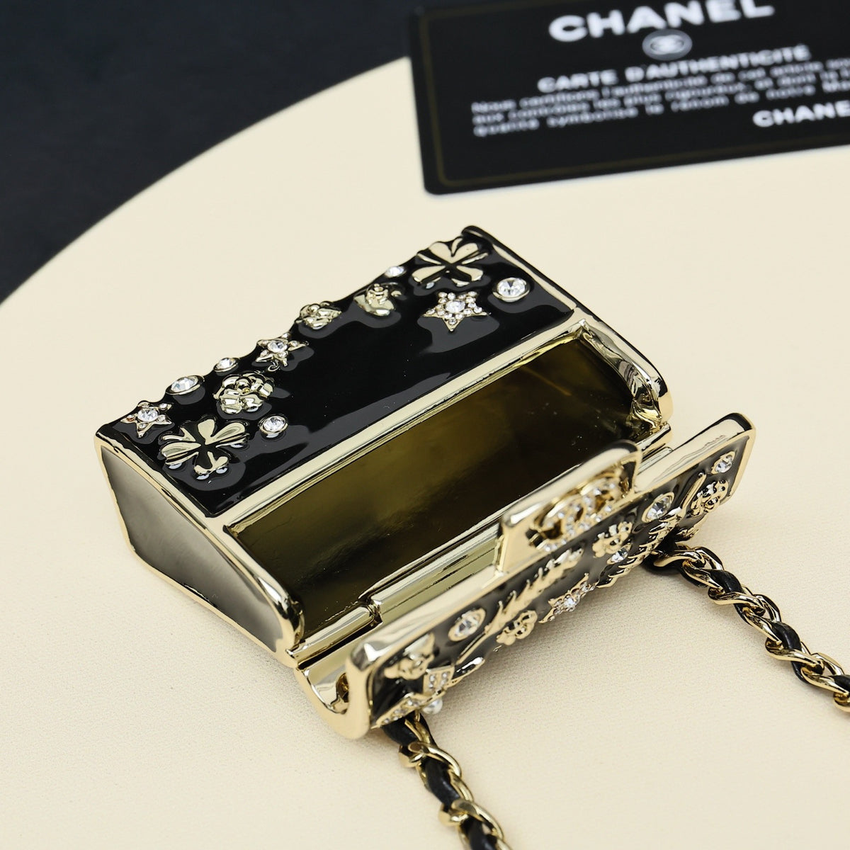 Мінісумка на ланцюжку Chanel зі смоли