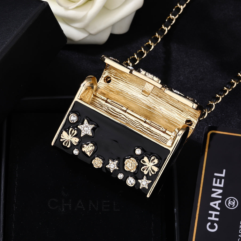 Мінісумка на ланцюжку Chanel зі смоли