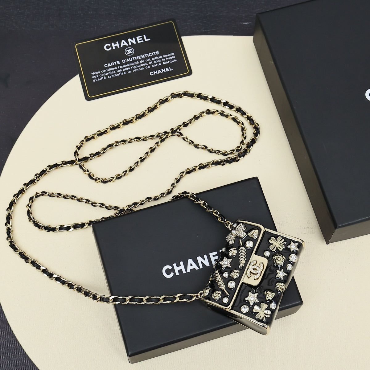 Мінісумка на ланцюжку Chanel зі смоли
