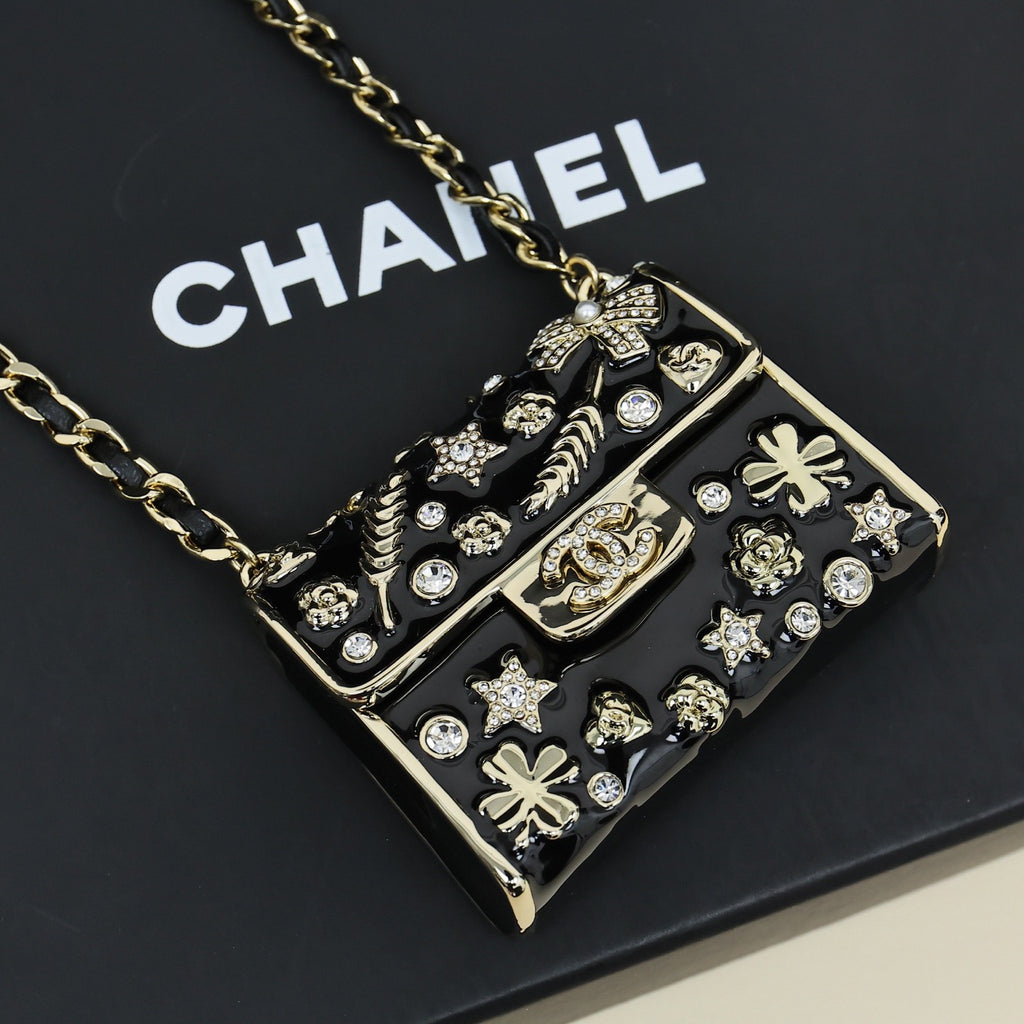 Мінісумка на ланцюжку Chanel зі смоли