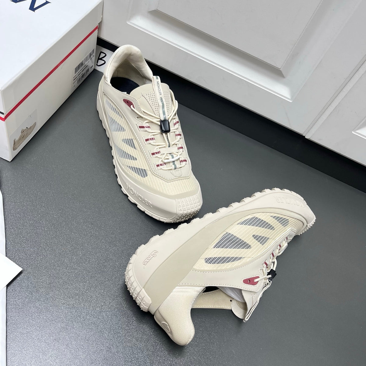 Шкіряні з текстилем кросівки Moncler Trailgrip LP — молочний
