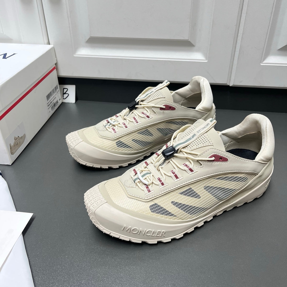 Шкіряні з текстилем кросівки Moncler Trailgrip LP — молочний