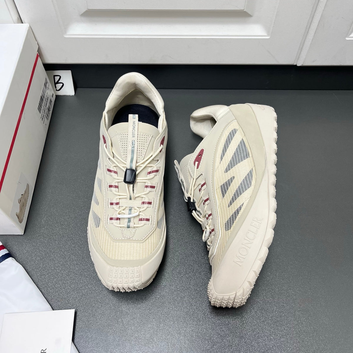 Шкіряні з текстилем кросівки Moncler Trailgrip LP — молочний