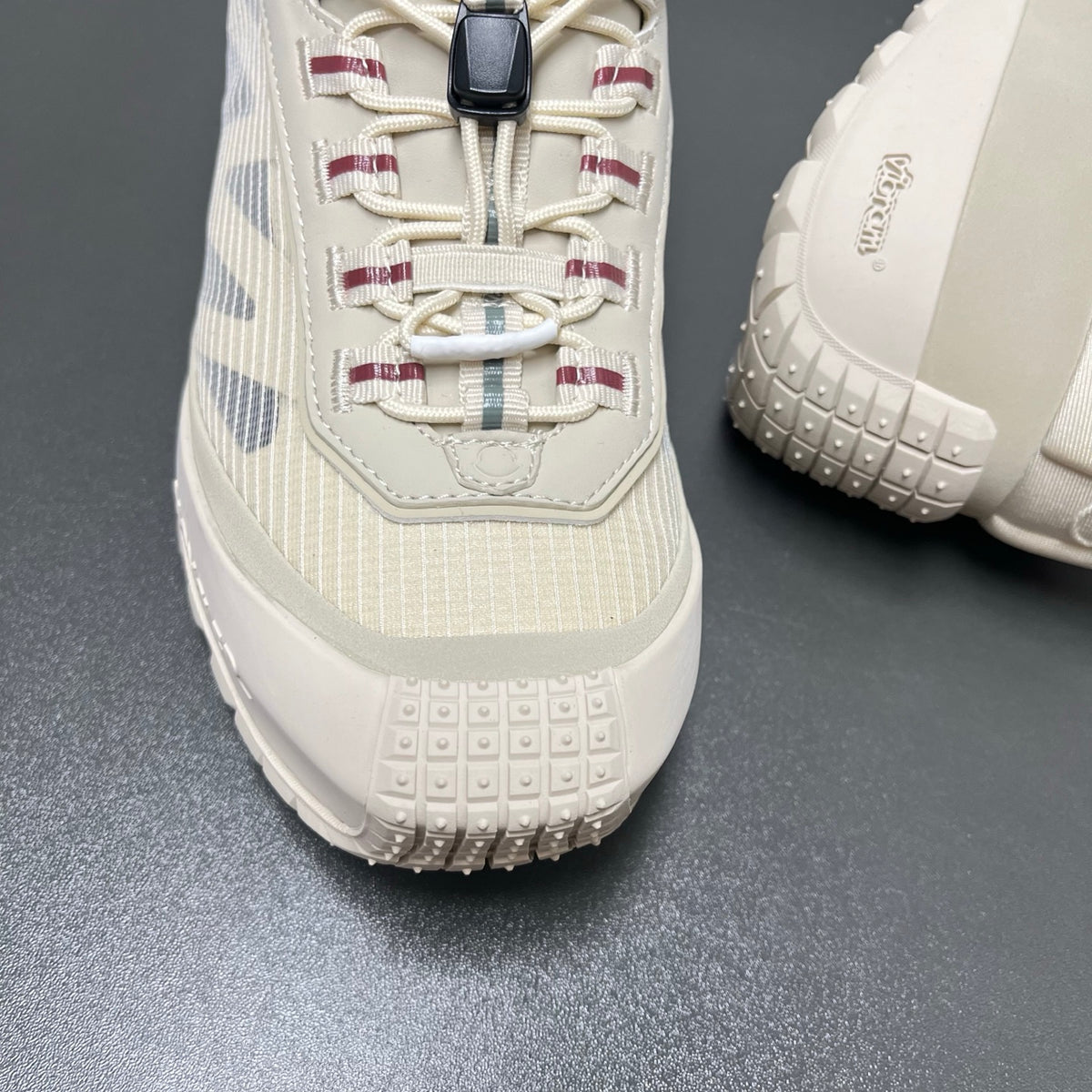 Шкіряні з текстилем кросівки Moncler Trailgrip LP — молочний
