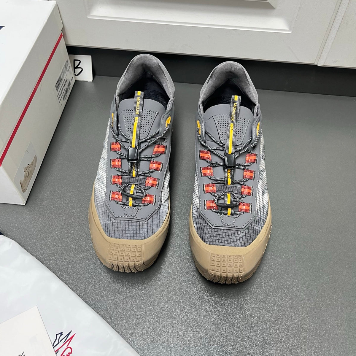 Шкіряні з текстилем кросівки Moncler Trailgrip LP — сірий
