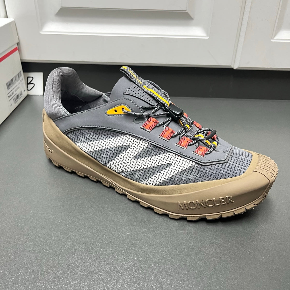 Шкіряні з текстилем кросівки Moncler Trailgrip LP — сірий