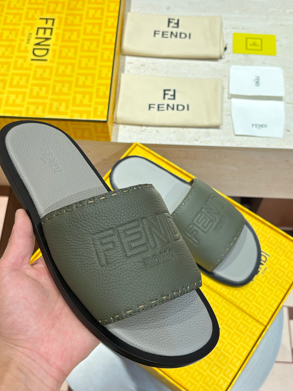 Шкіряні шльопанці Fendi з тисненням