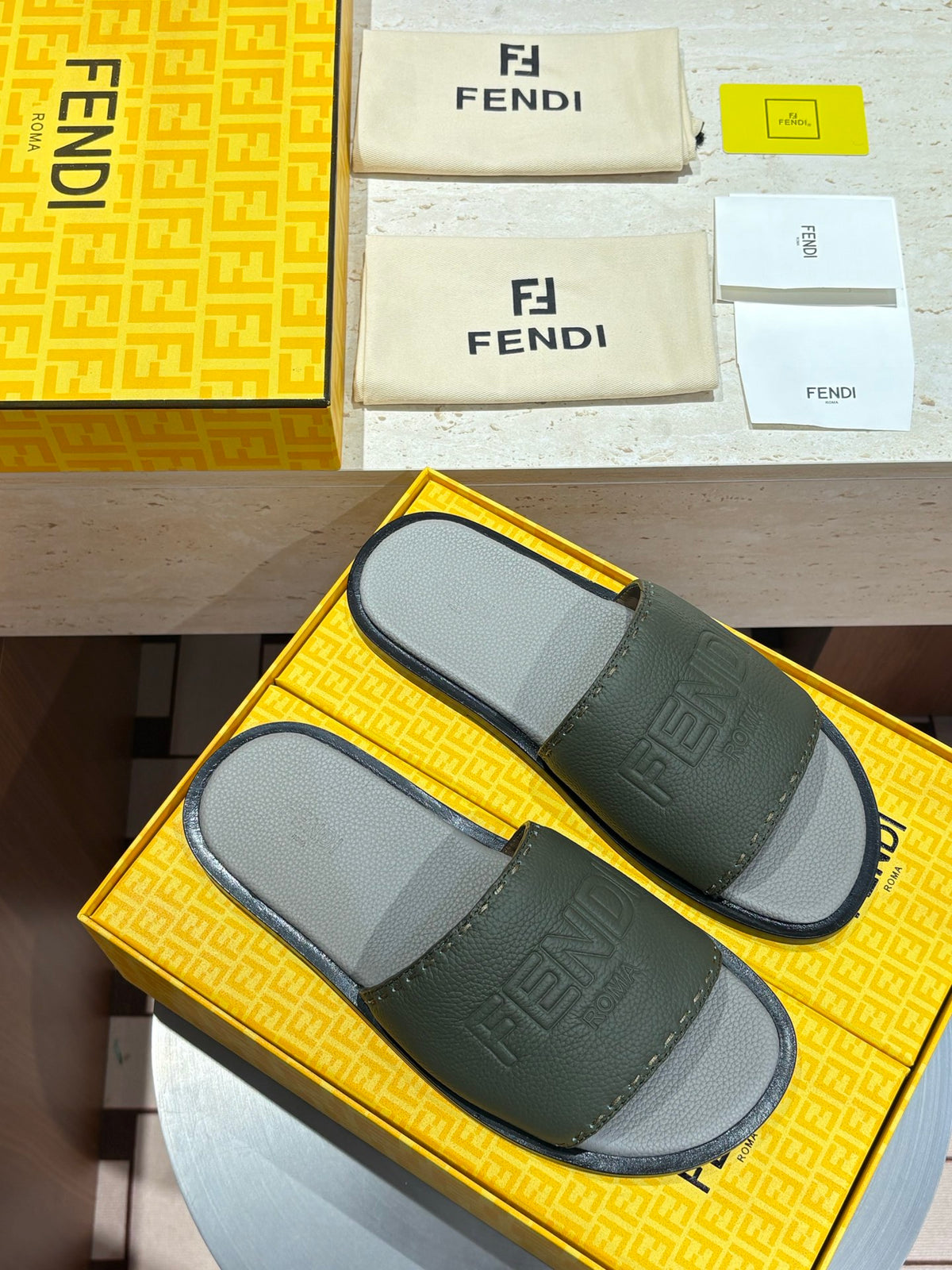 Шкіряні шльопанці Fendi з тисненням