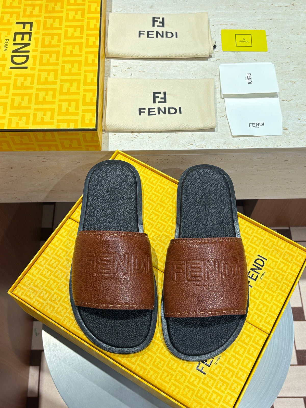 Шкіряні шльопанці Fendi з тисненням