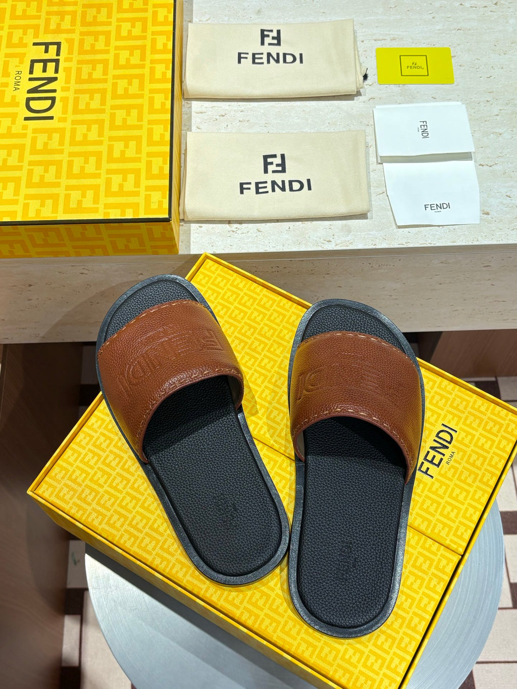 Шкіряні шльопанці Fendi з тисненням