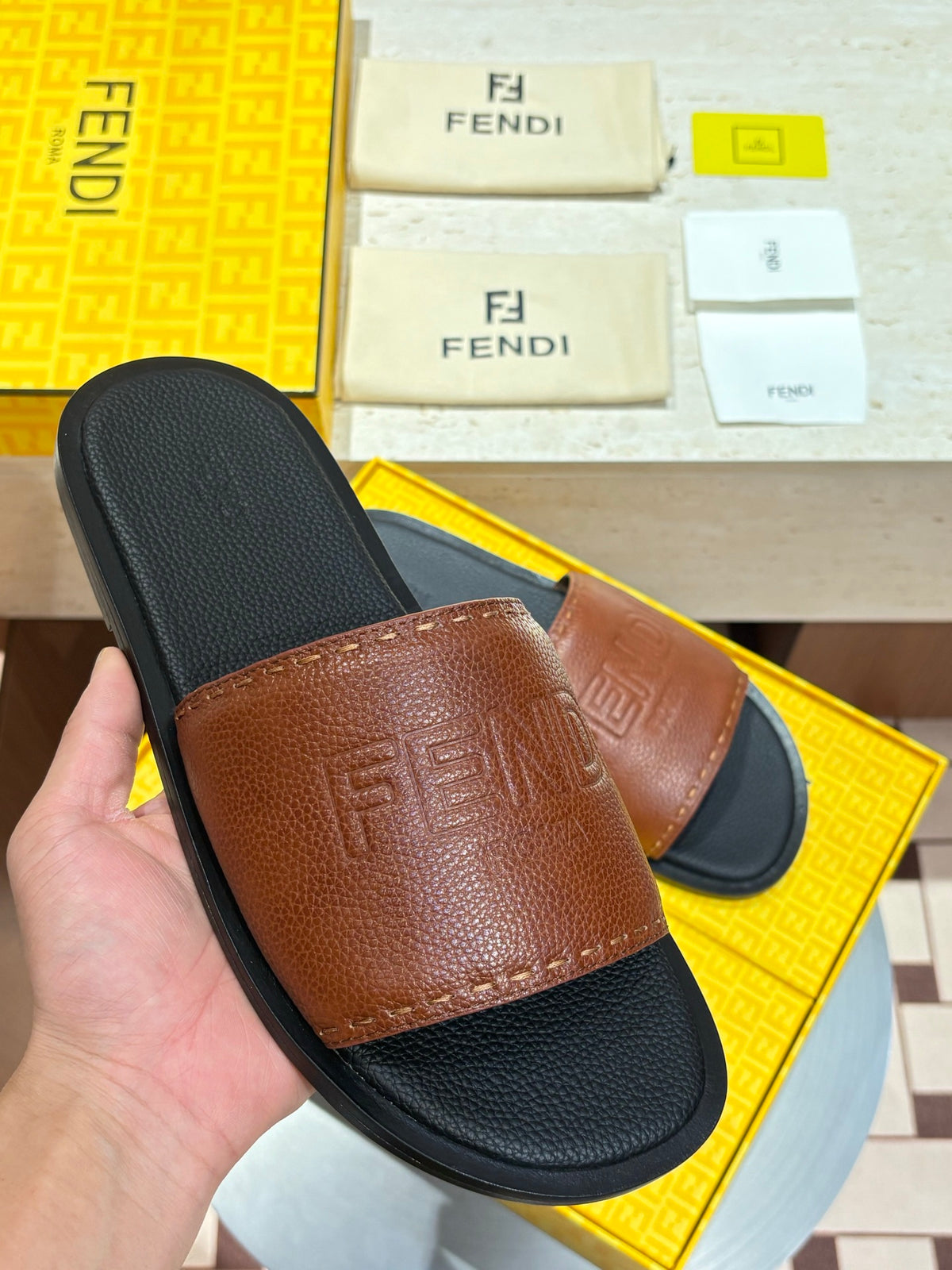 Шкіряні шльопанці Fendi з тисненням