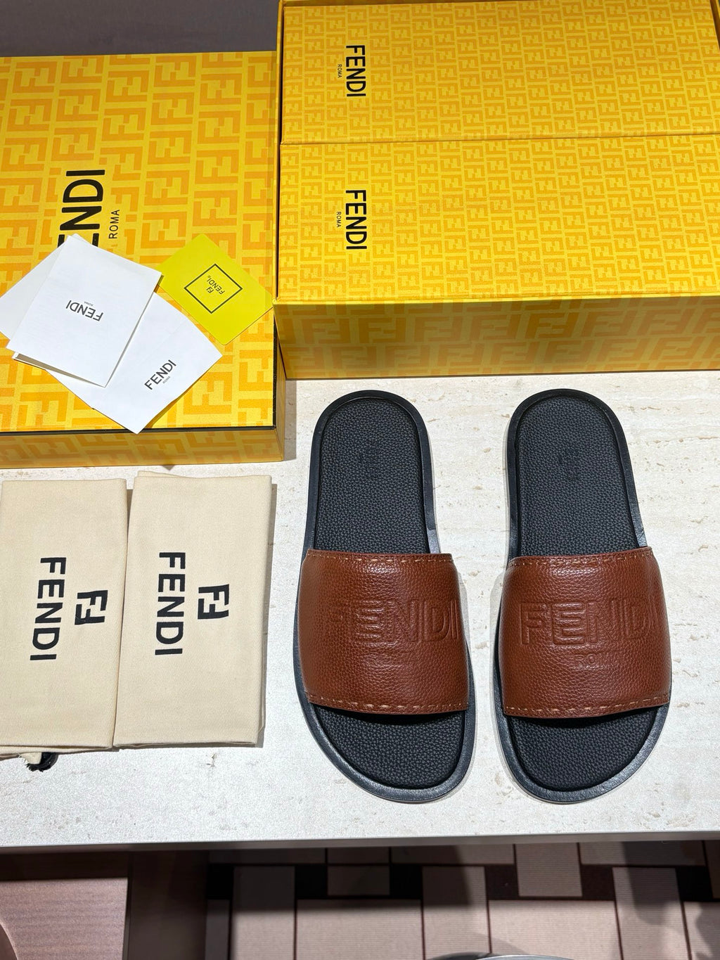 Шкіряні шльопанці Fendi з тисненням