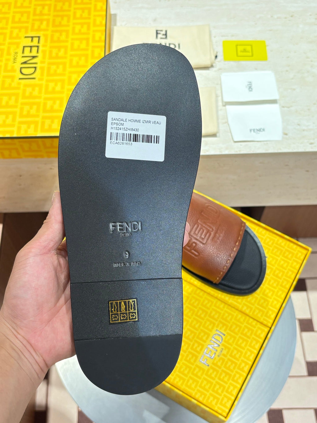 Шкіряні шльопанці Fendi з тисненням