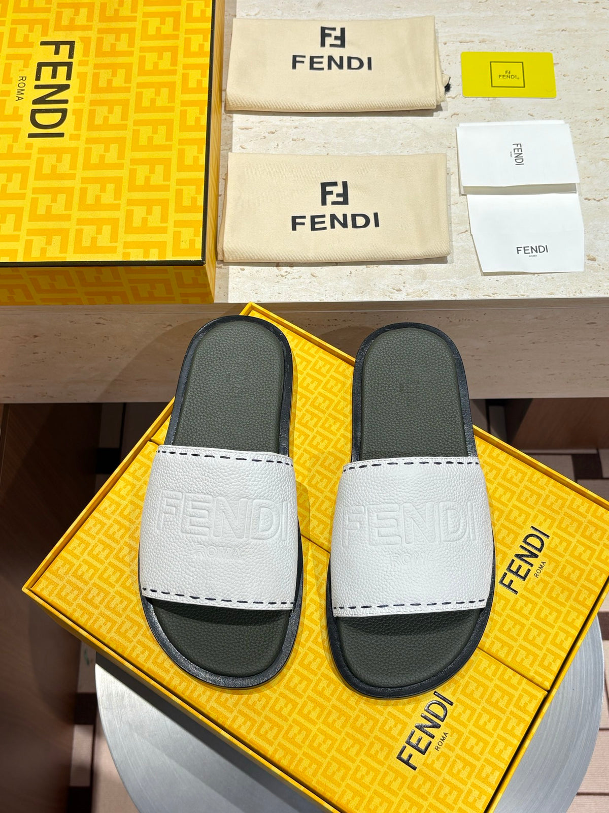 Шкіряні шльопанці Fendi з тисненням
