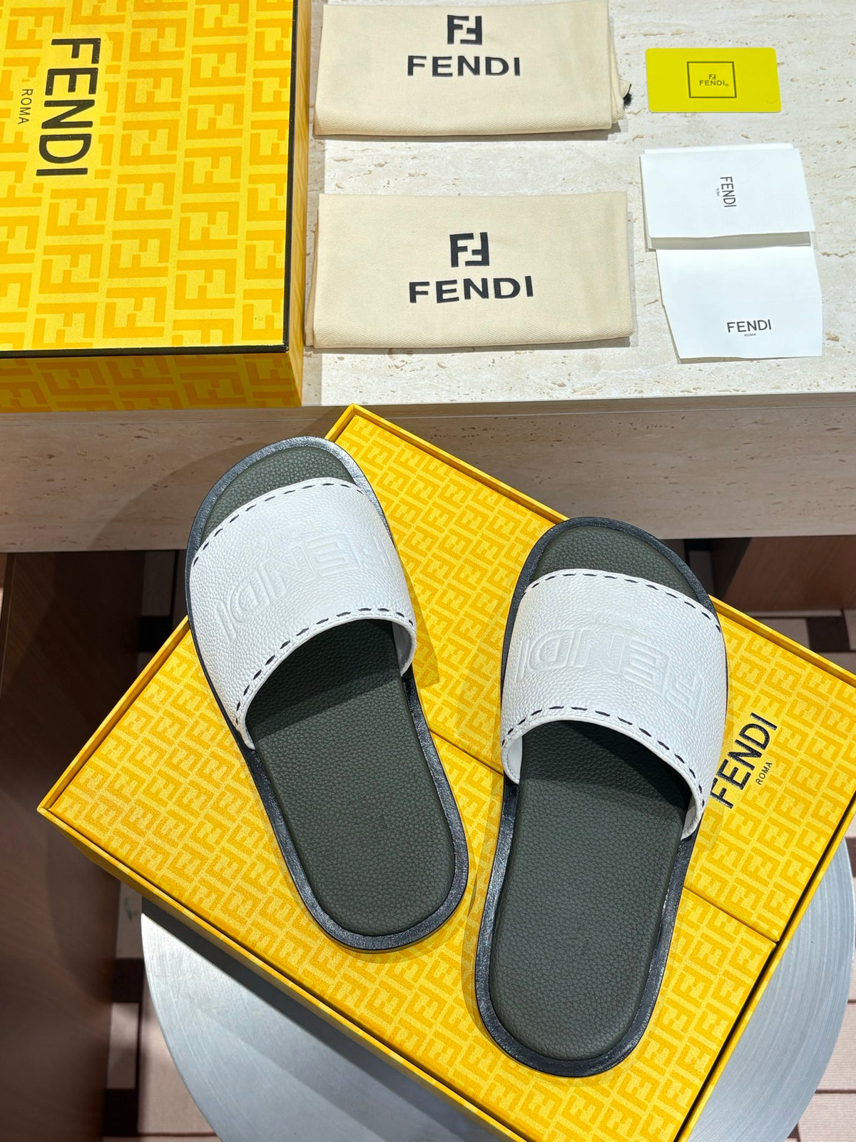 Шкіряні шльопанці Fendi з тисненням