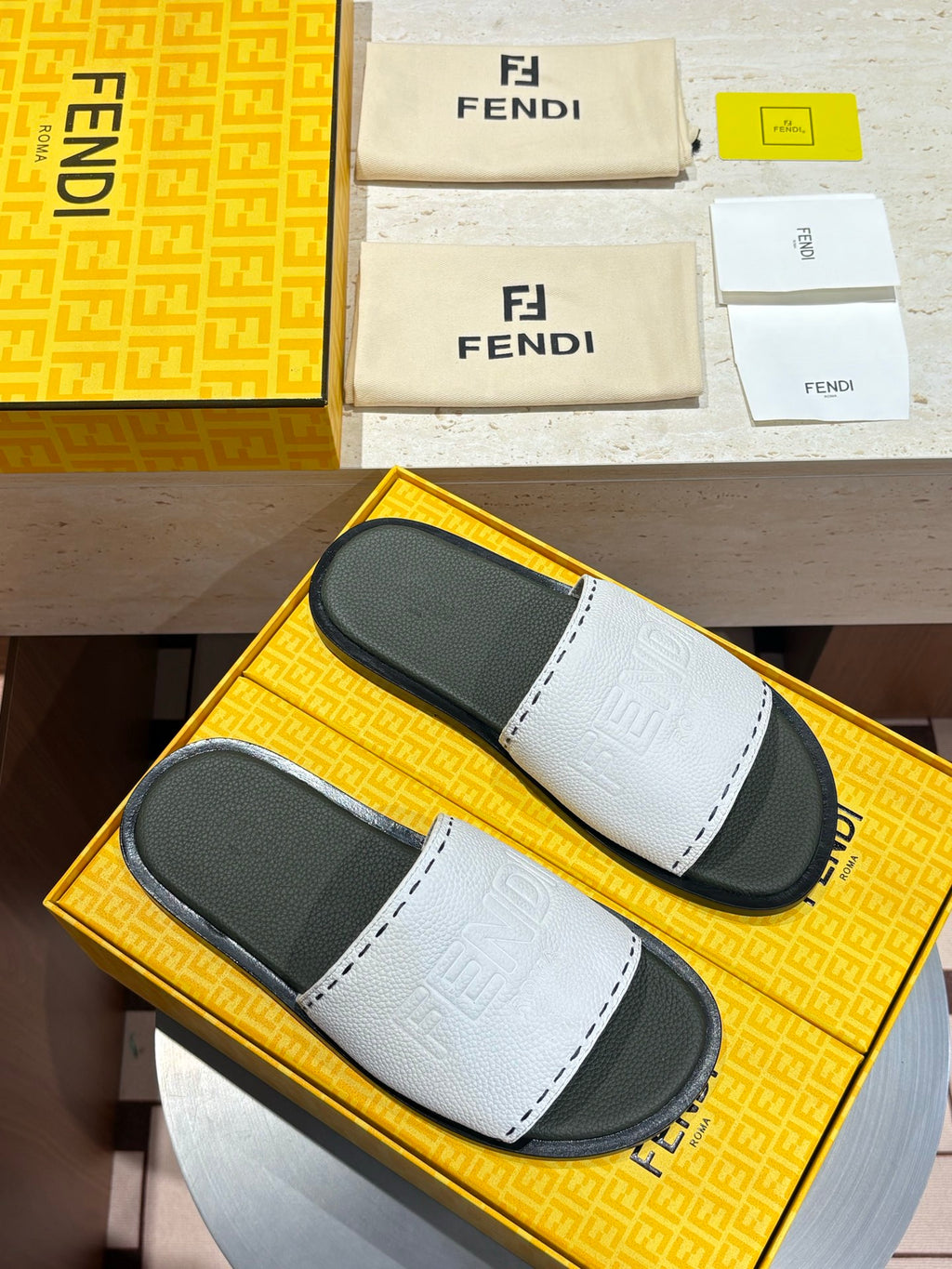 Шкіряні шльопанці Fendi з тисненням