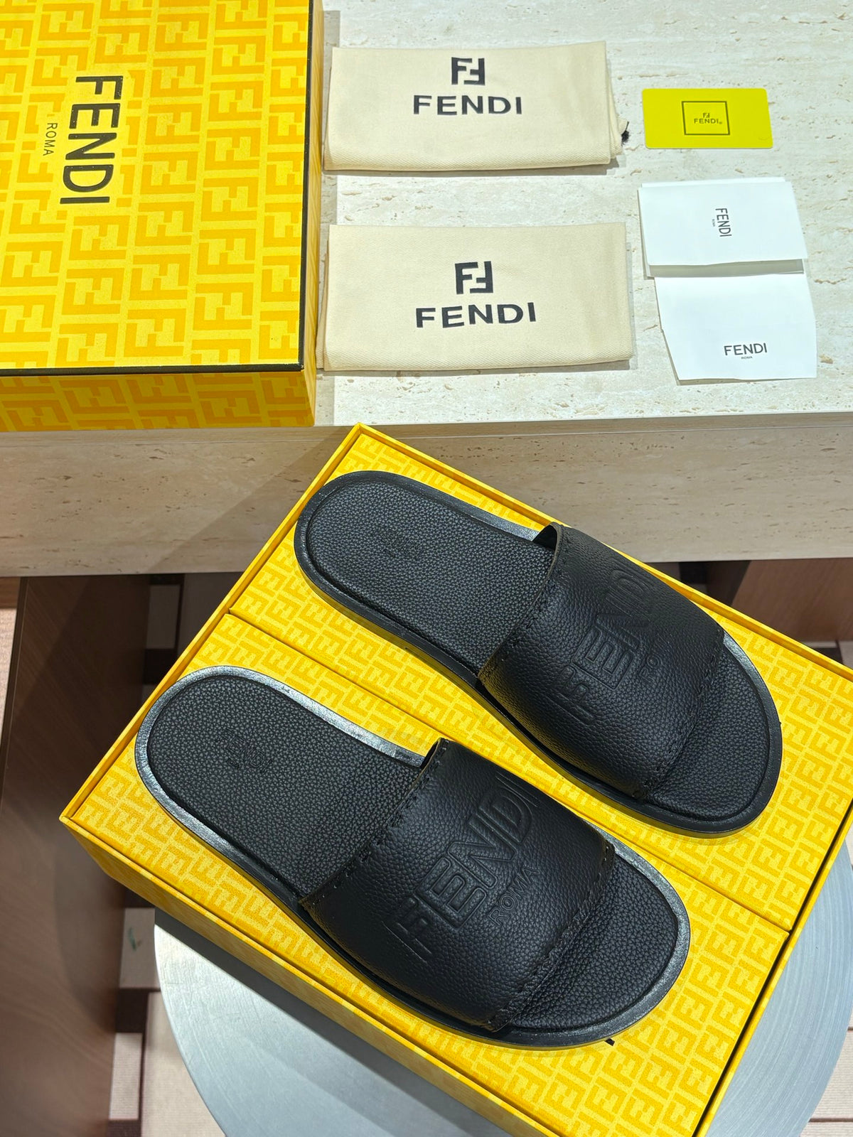 Шкіряні шльопанці Fendi з тисненням