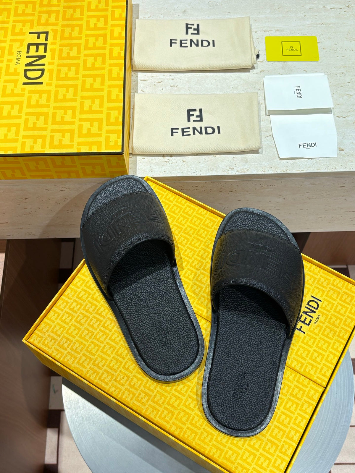Шкіряні шльопанці Fendi з тисненням