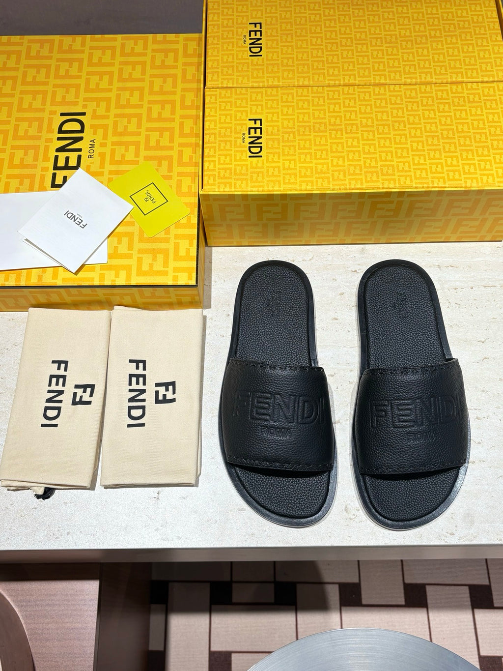 Шкіряні шльопанці Fendi з тисненням