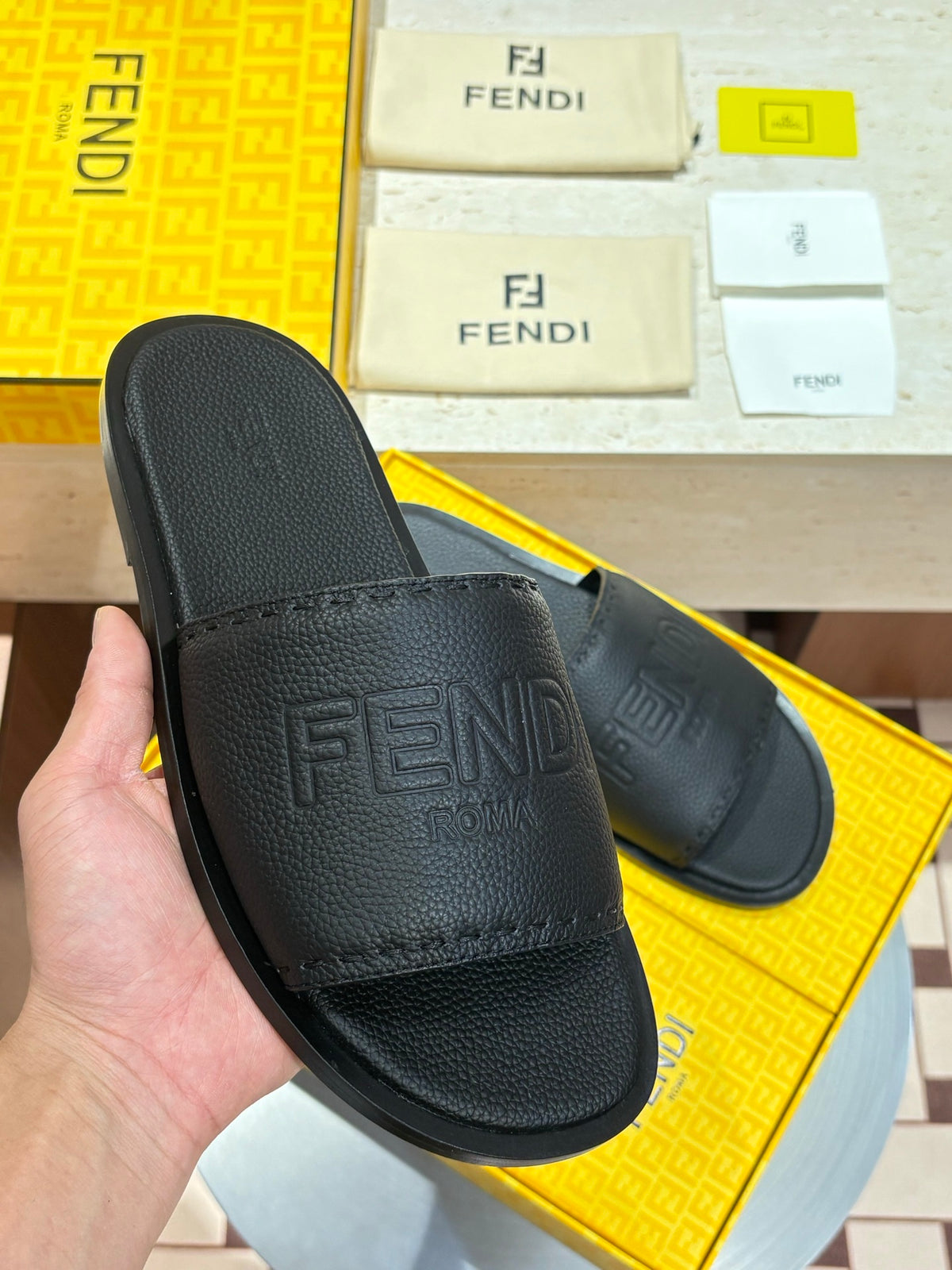Шкіряні шльопанці Fendi з тисненням