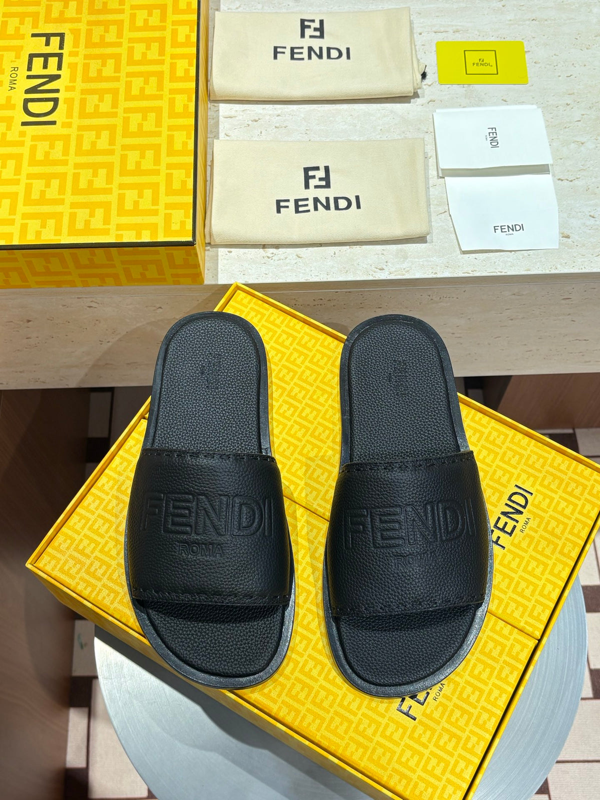Шкіряні шльопанці Fendi з тисненням