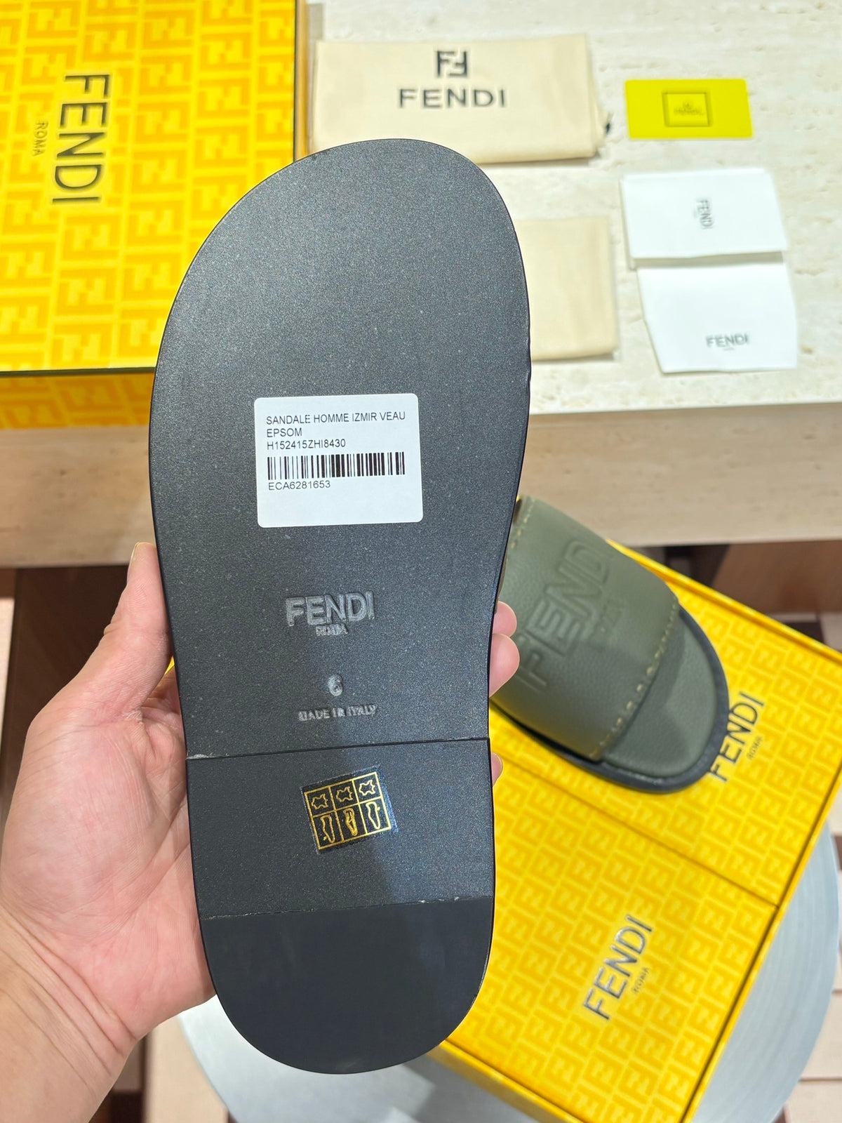 Шкіряні шльопанці Fendi з тисненням