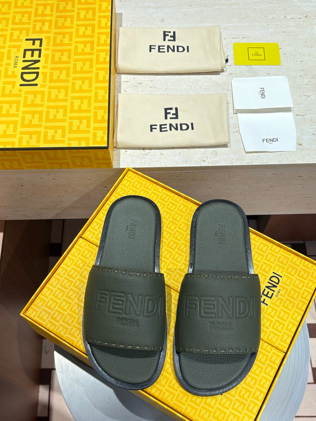 Шкіряні шльопанці Fendi з тисненням