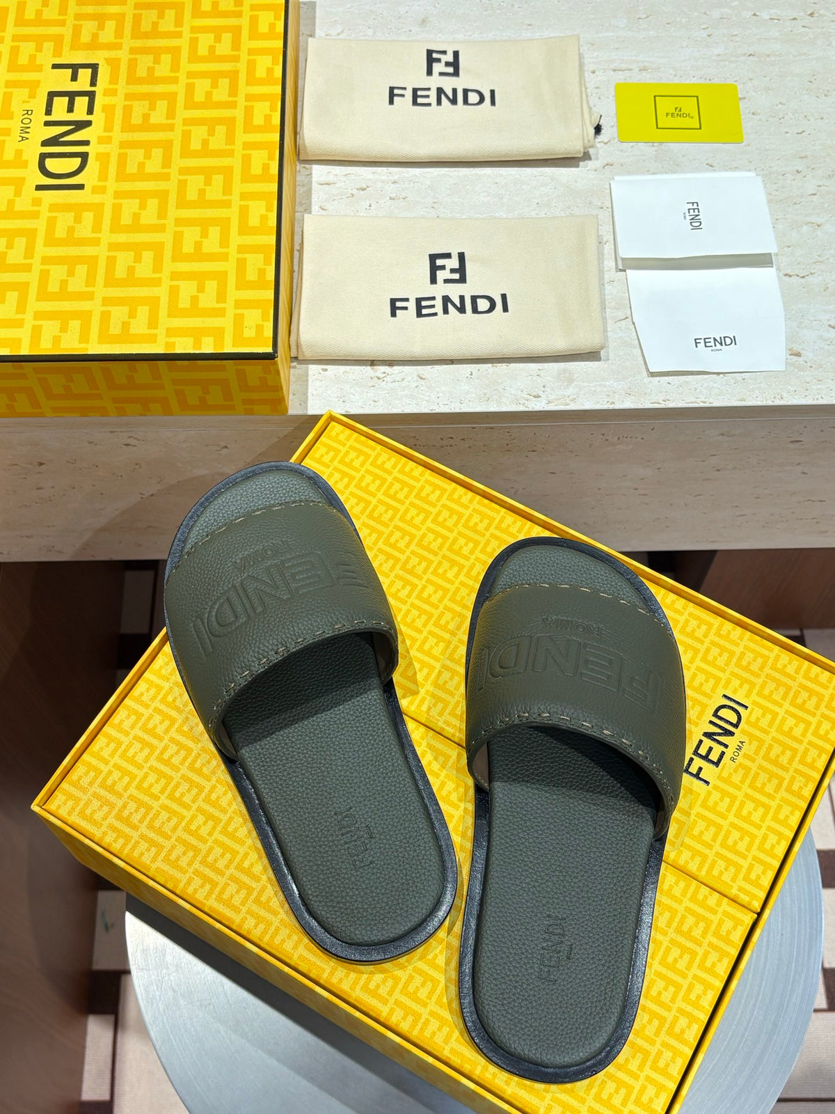 Шкіряні шльопанці Fendi з тисненням
