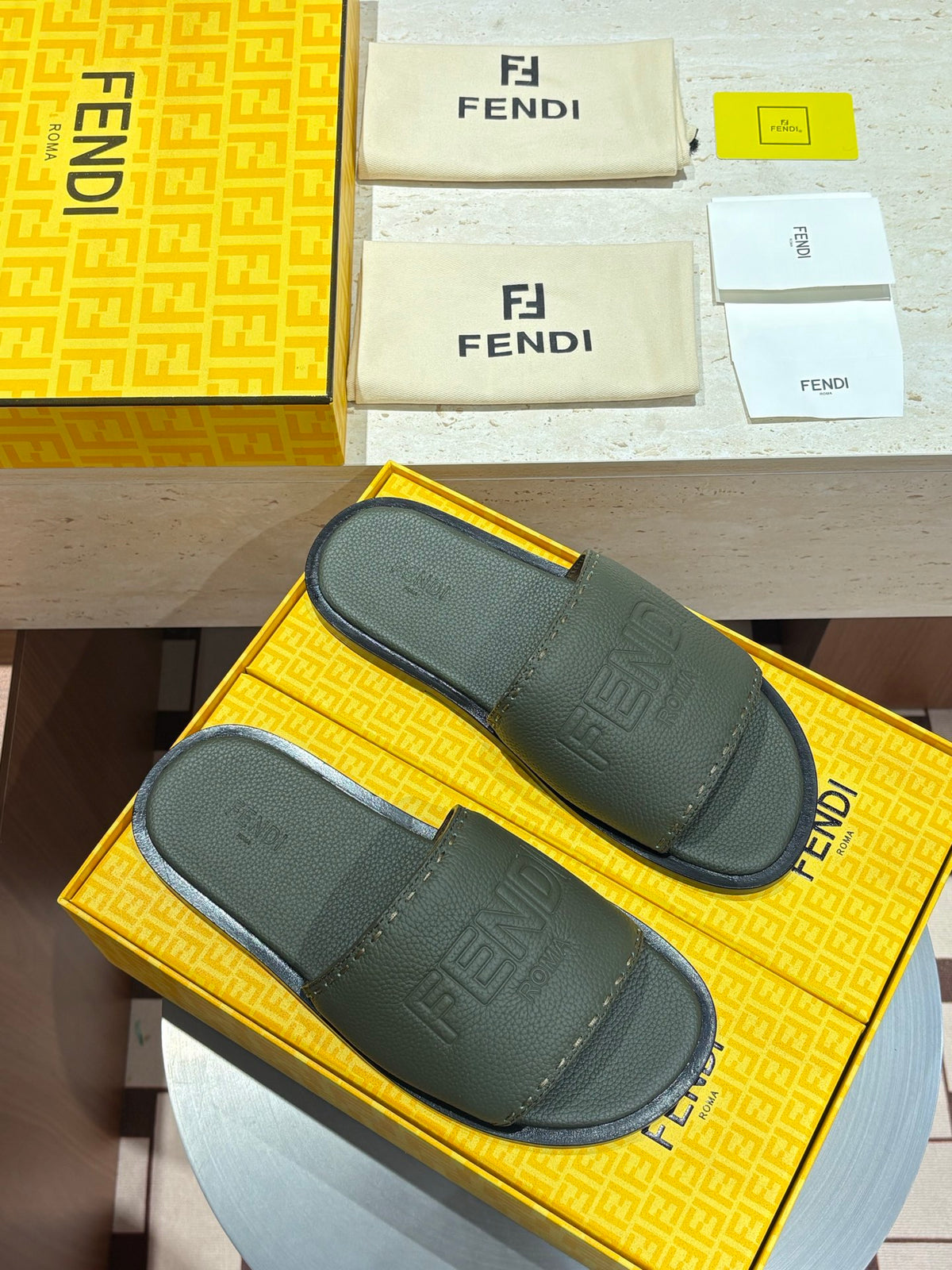 Шкіряні шльопанці Fendi з тисненням