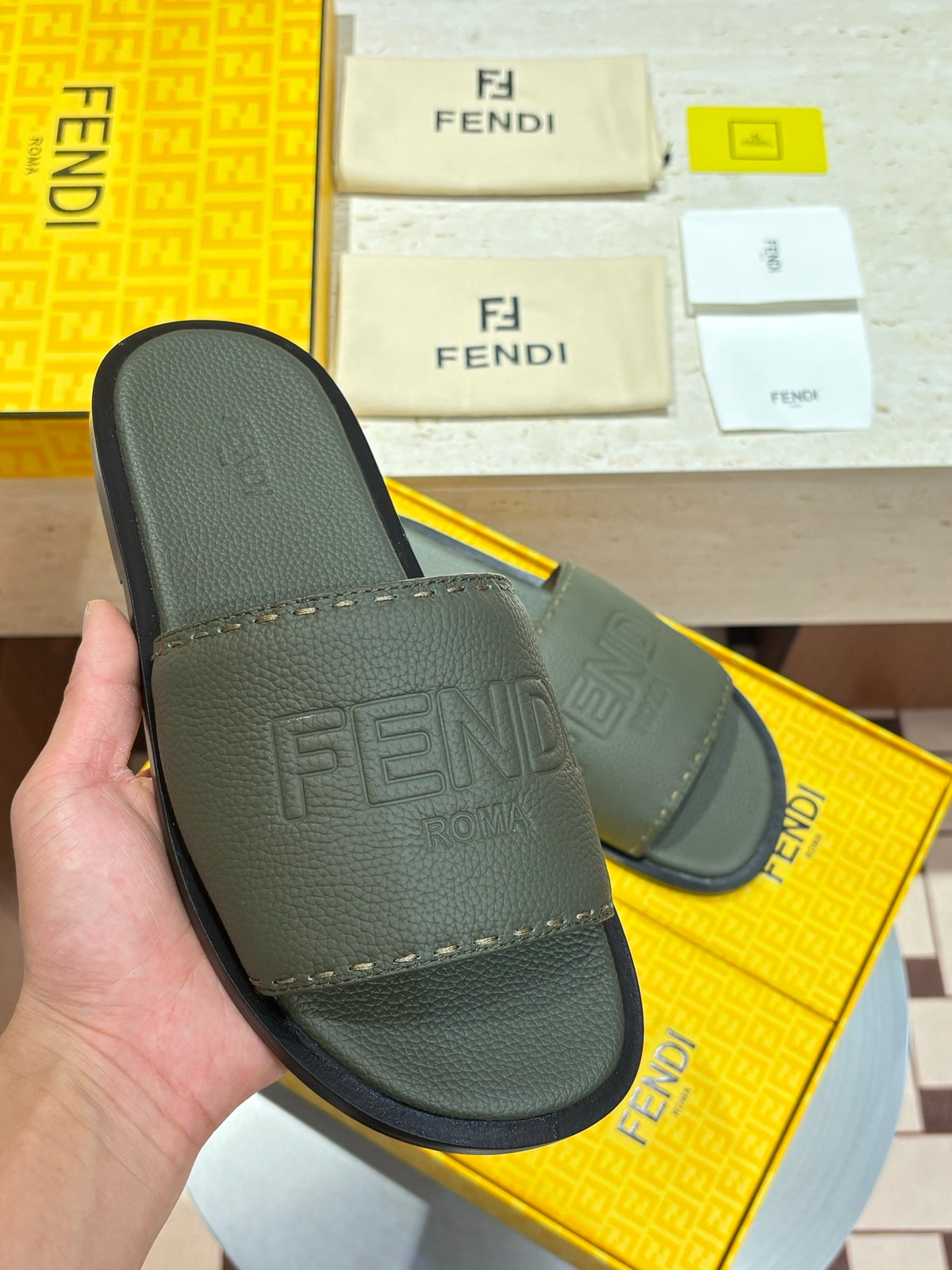 Шкіряні шльопанці Fendi з тисненням