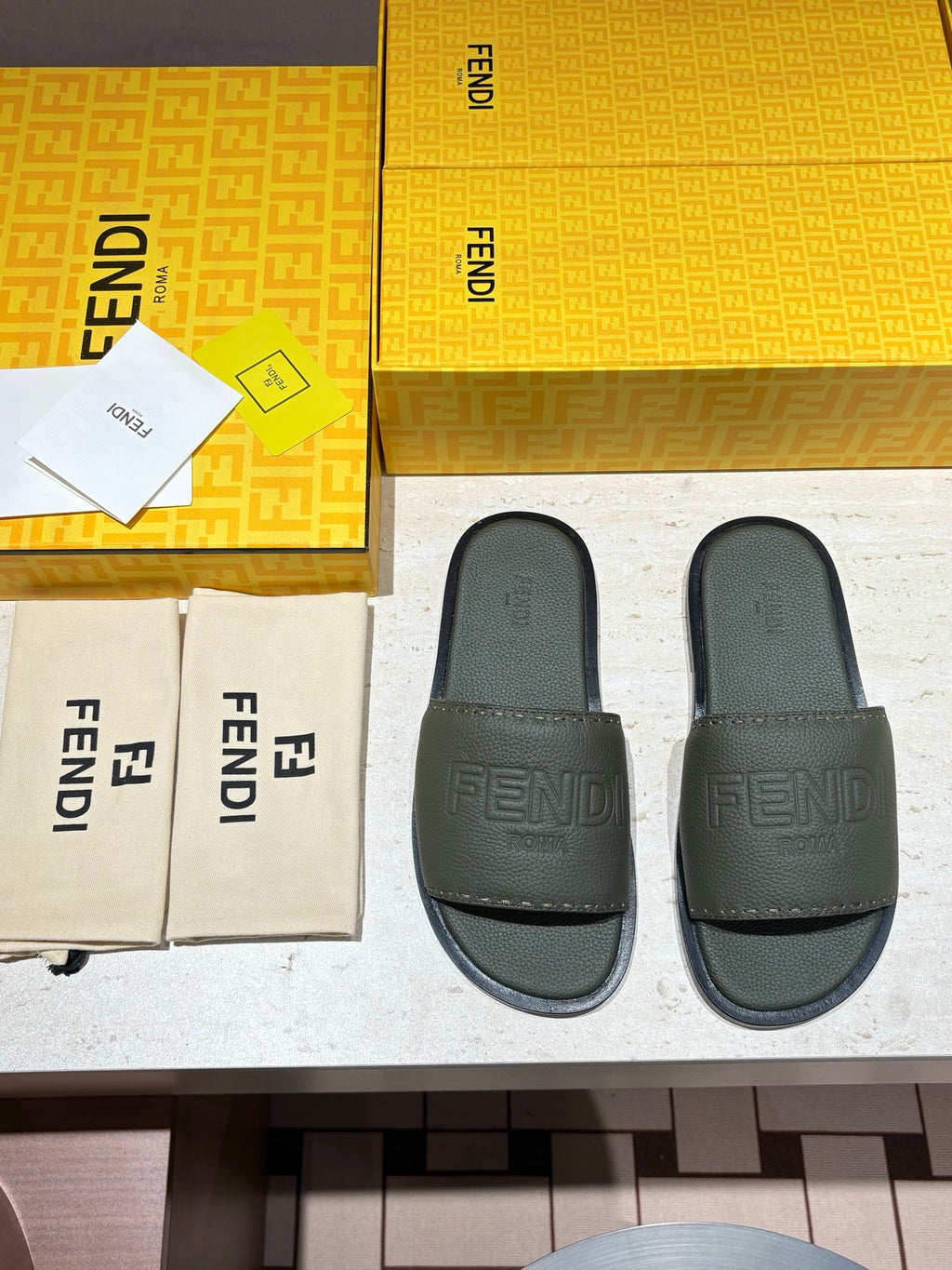 Шкіряні шльопанці Fendi з тисненням