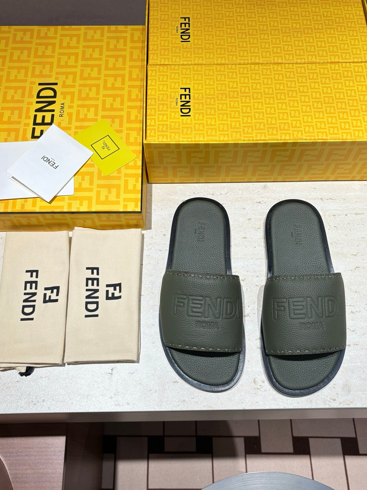 Шкіряні шльопанці Fendi з тисненням