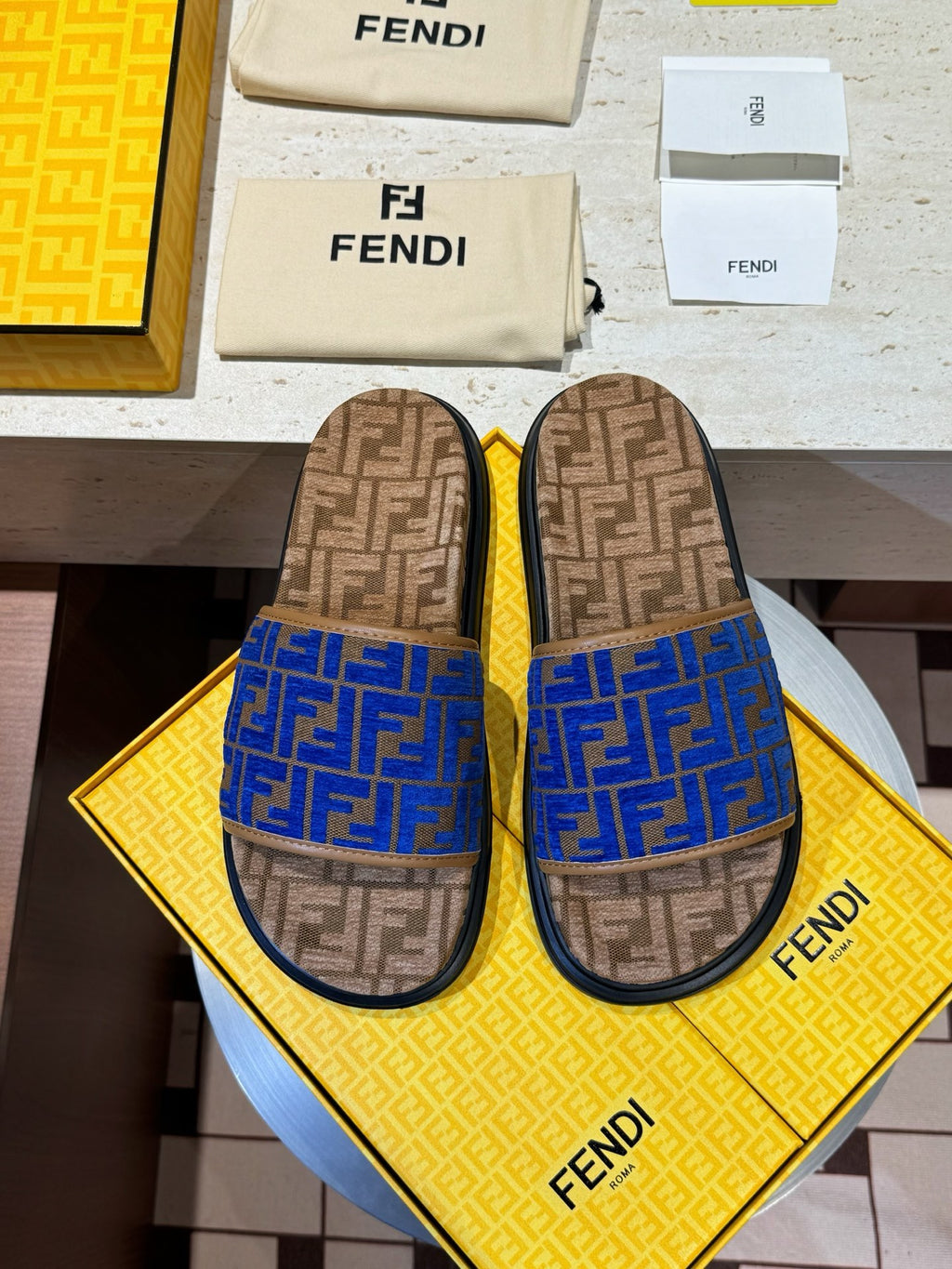 Шкіряні шльопанці Fendi з канвасом