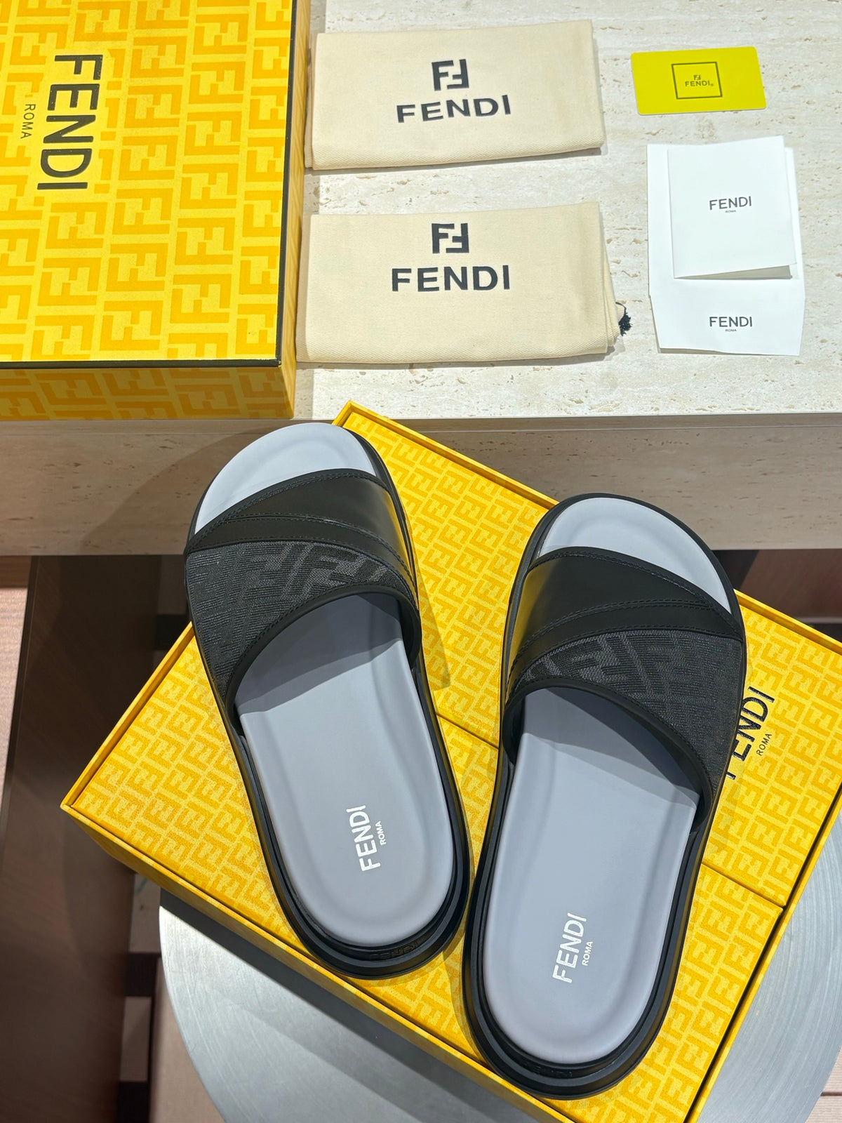 Шкіряні шльопанці Fendi з канвасом