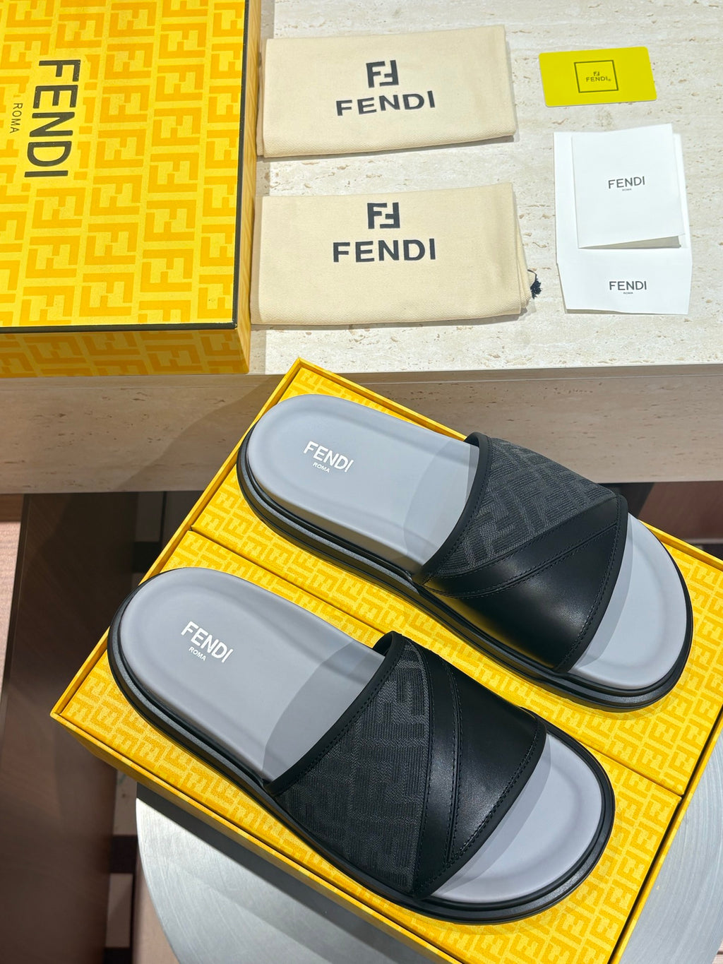 Шкіряні шльопанці Fendi з канвасом