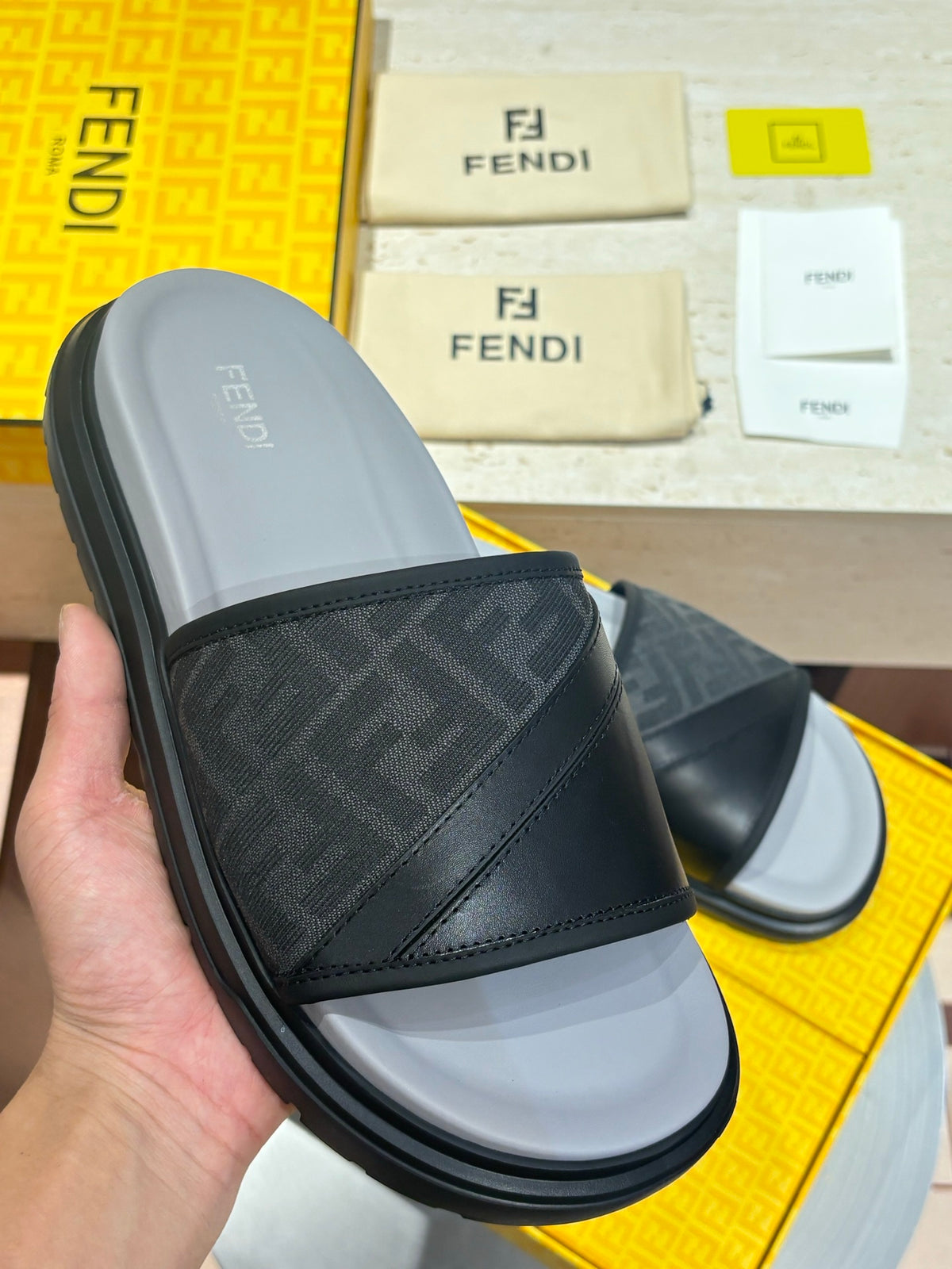 Шкіряні шльопанці Fendi з канвасом