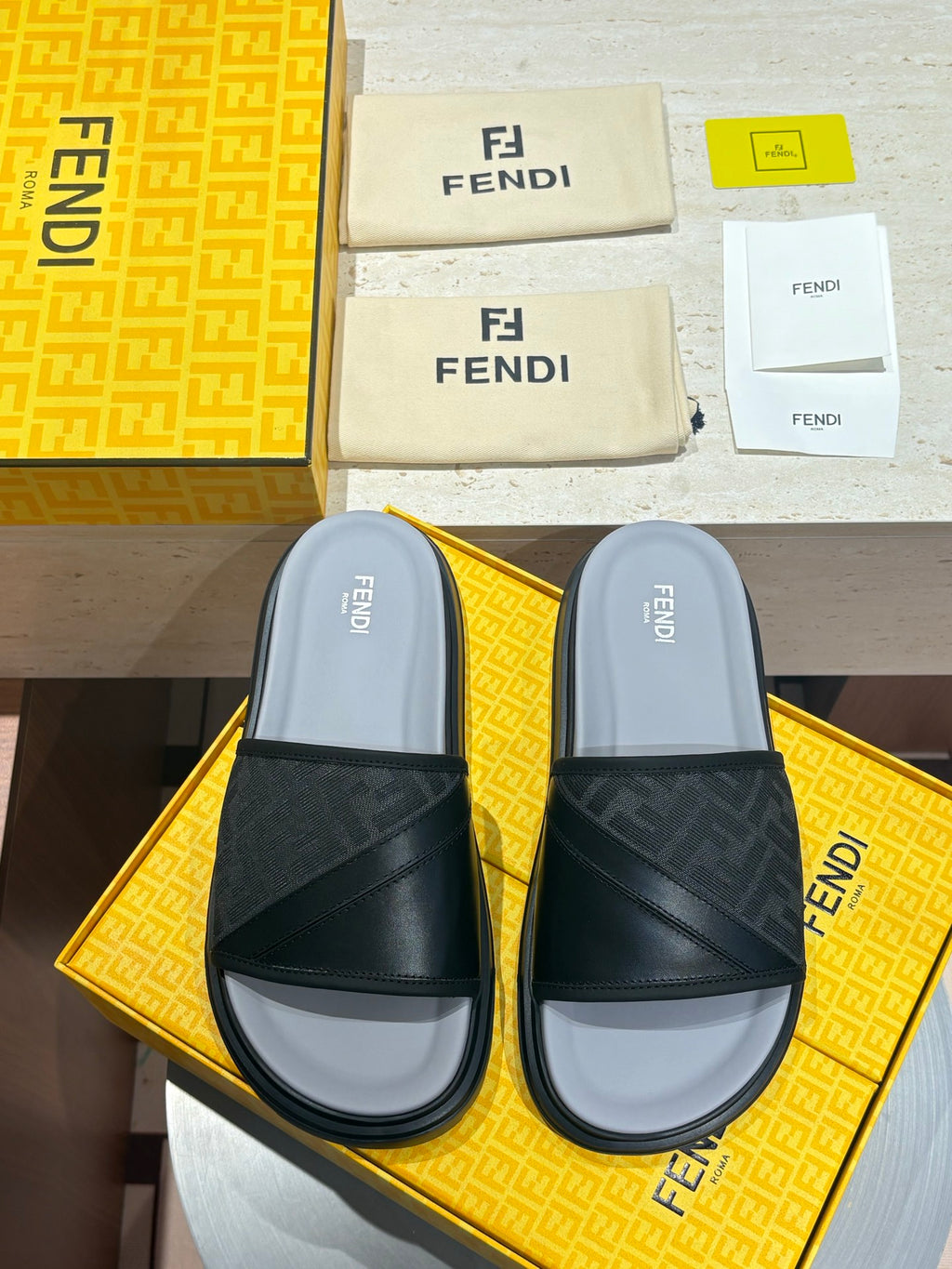 Шкіряні шльопанці Fendi з канвасом
