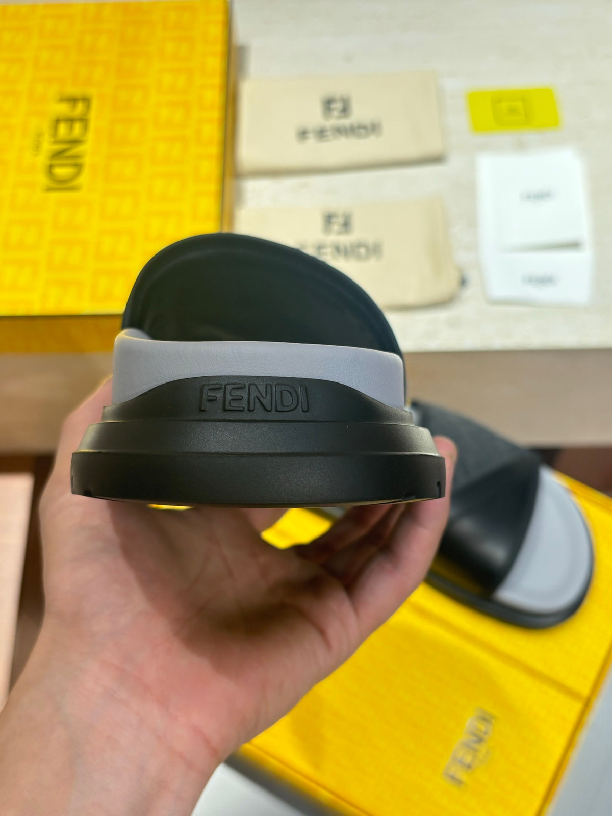 Шкіряні шльопанці Fendi з канвасом