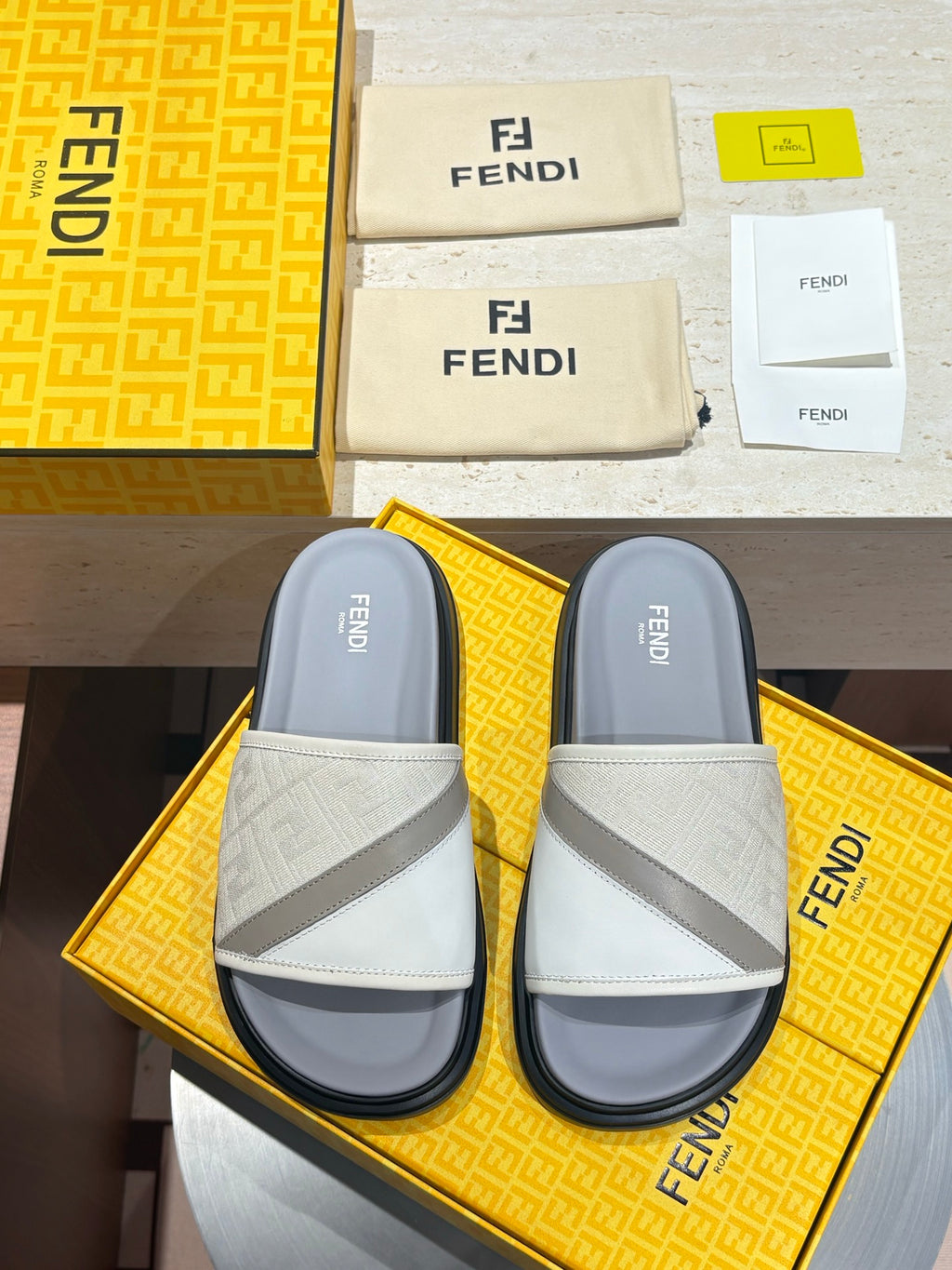 Шкіряні шльопанці Fendi з канвасом