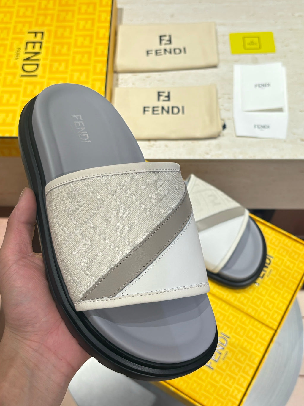 Шкіряні шльопанці Fendi з канвасом