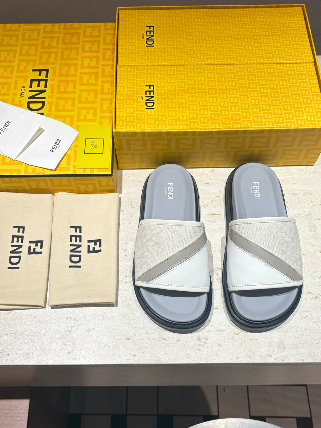 Шкіряні шльопанці Fendi з канвасом