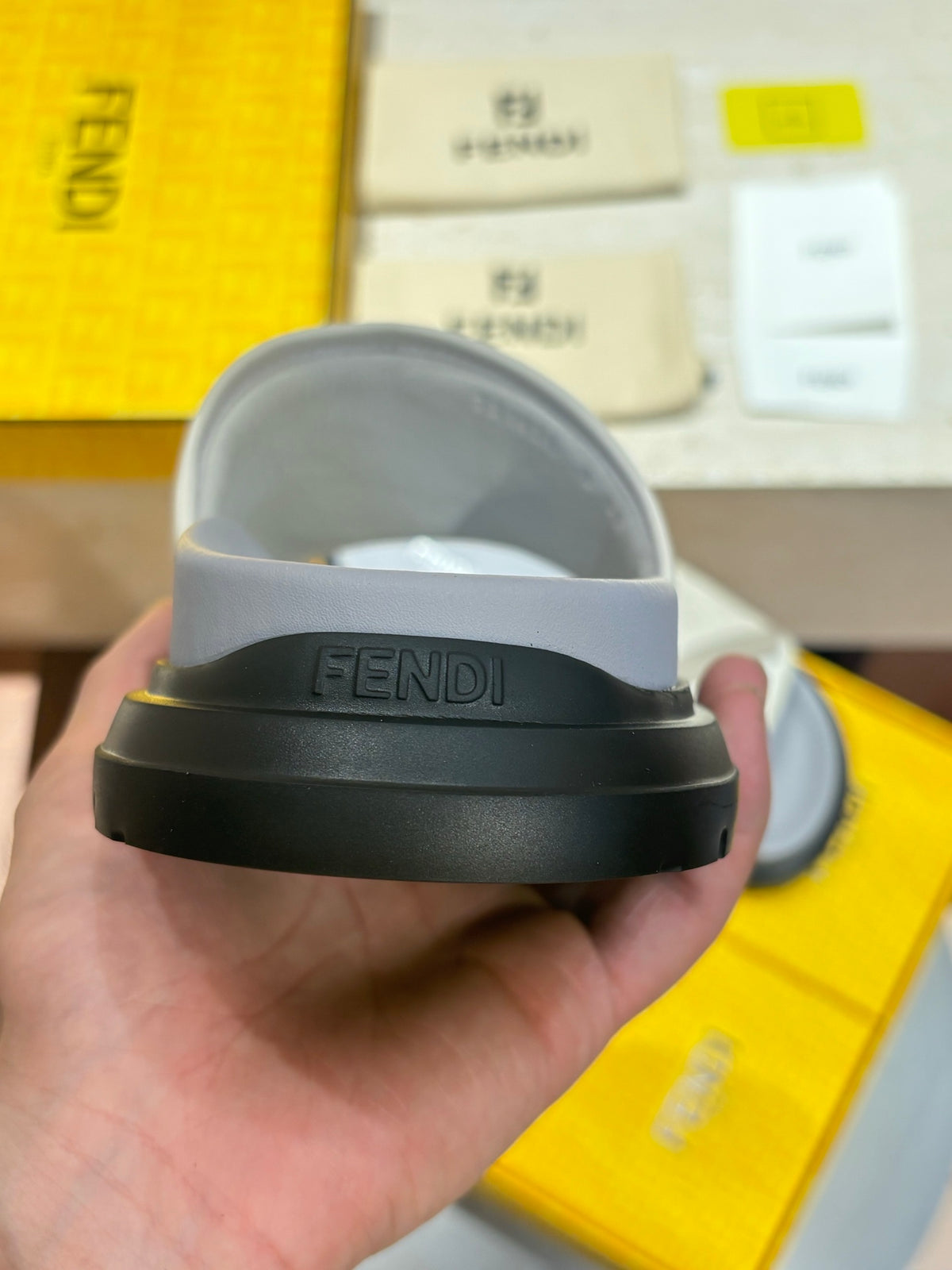 Шкіряні шльопанці Fendi з канвасом