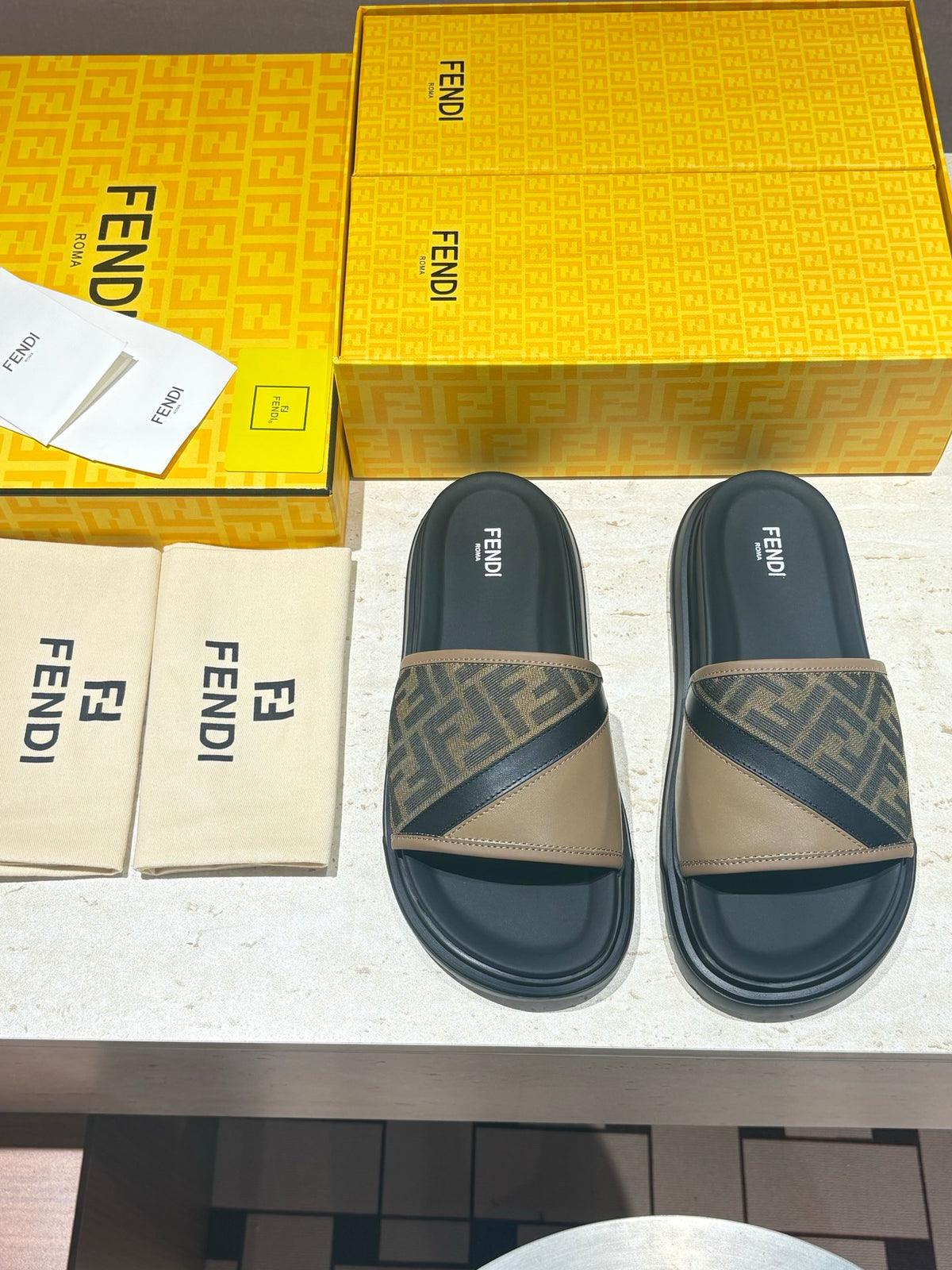 Шкіряні шльопанці Fendi з канвасом