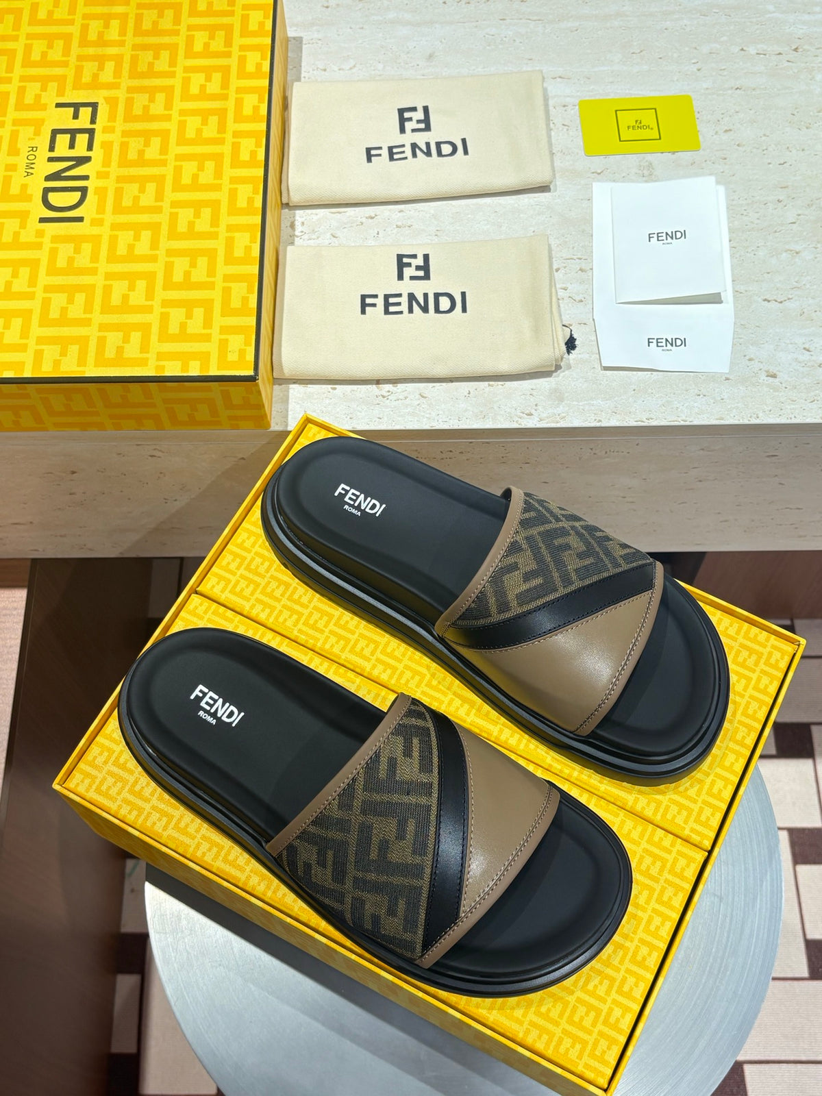 Шкіряні шльопанці Fendi з канвасом