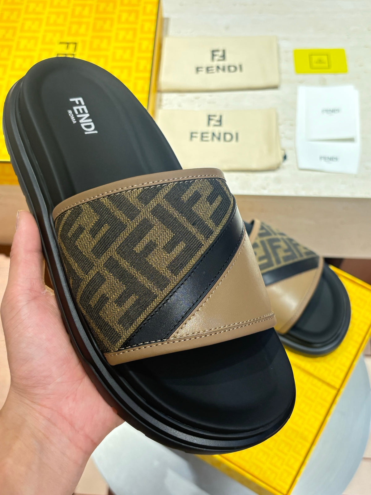 Шкіряні шльопанці Fendi з канвасом