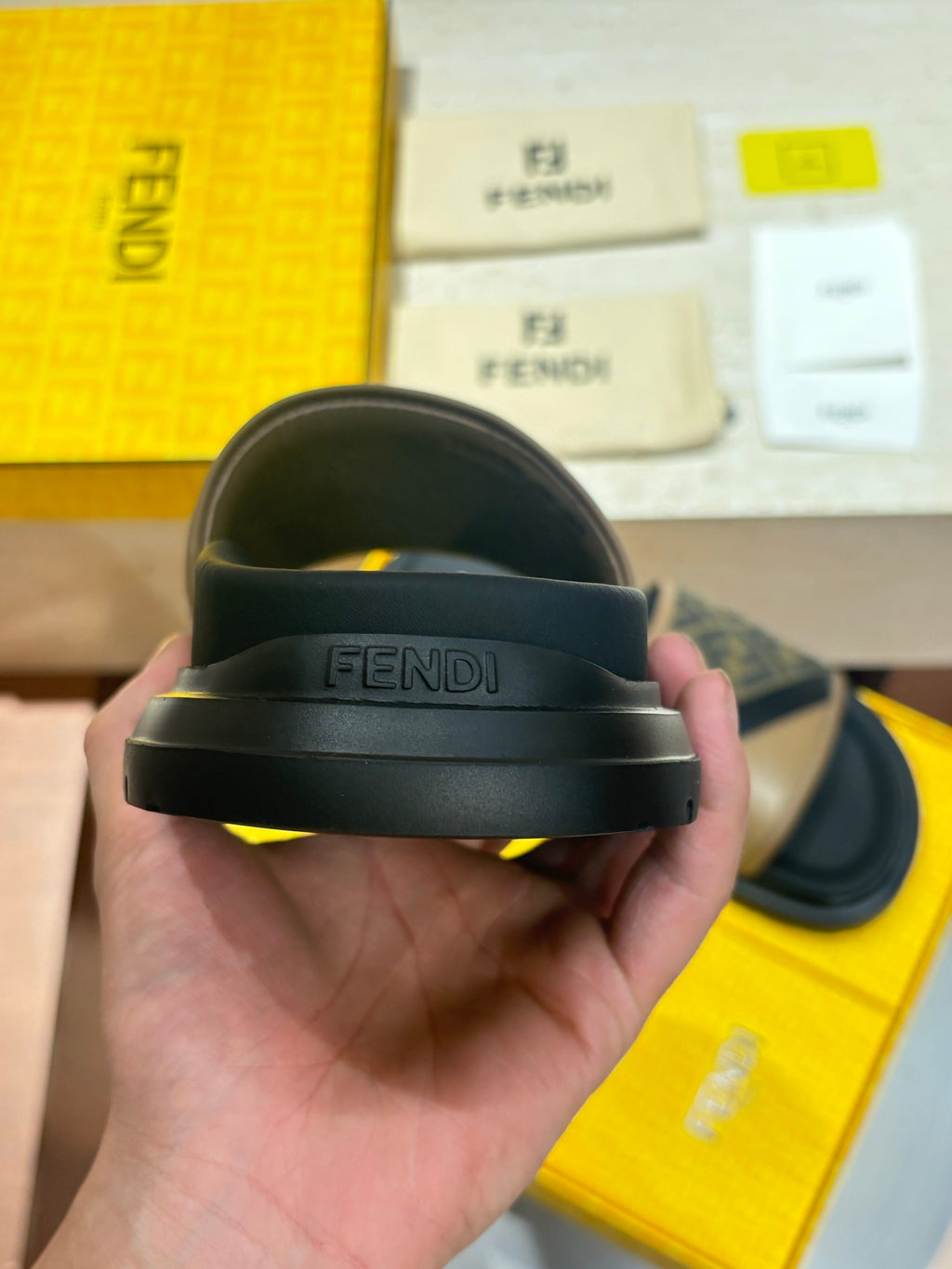 Шкіряні шльопанці Fendi з канвасом