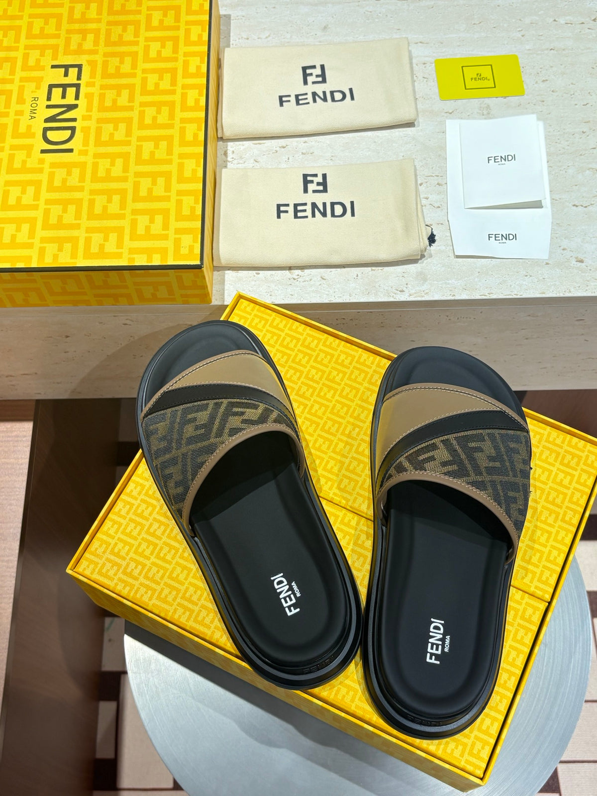 Шкіряні шльопанці Fendi з канвасом