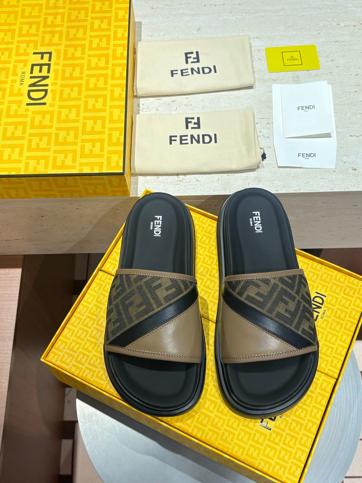 Шкіряні шльопанці Fendi з канвасом